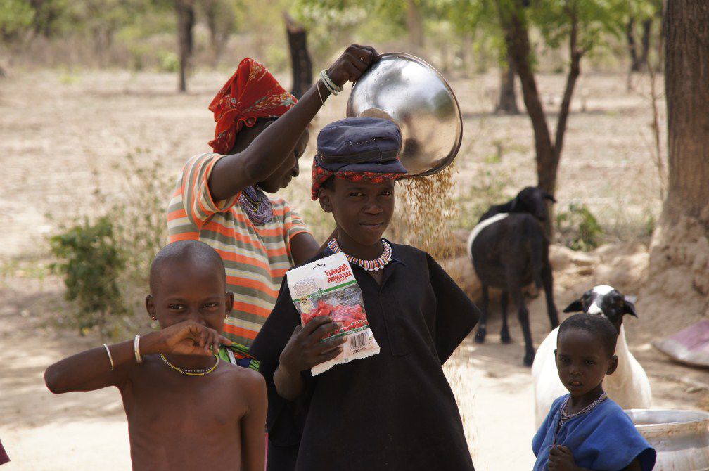 Distribution des bonbons du conteneur reçu en 2011 grâce aux efforts de Franziska et Leo Strauch d'Allemagne. Le nom de photo indique en même temps le lieu de la paroisse. C'est juste quelques exemples, car tous les diocèses du Togo et quelques p