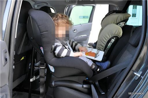 Enfants dos à la route (rear facing) de la naissance à 5 ans