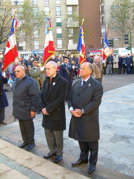 Pour la première fois et au nom du MoDem de Colombes, Bruno Gouallou et Laurent Trupin ont déposé une gerbe au Monument aux Morts ce 11 novembre 2008.