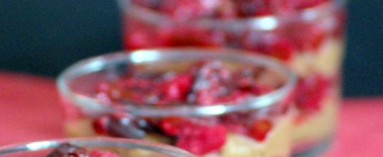 Mousse au chocolat, fruits rouges et pruneaux