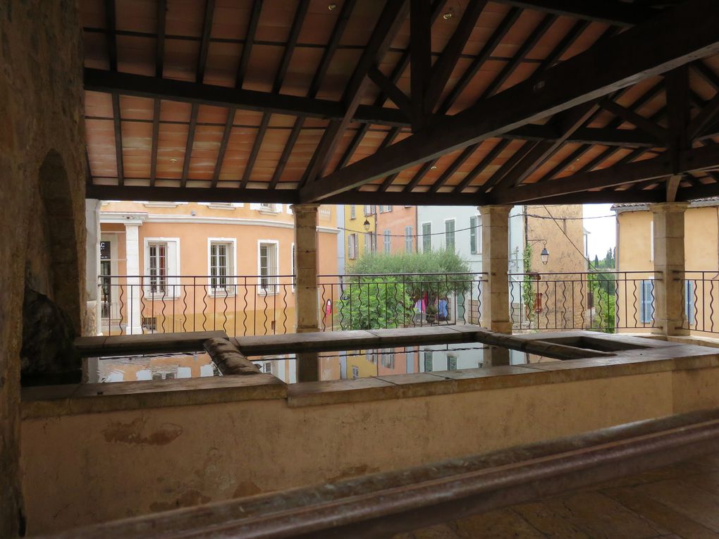 Se consoler du peu de ventes en admirant l'environnement : une magnifique maison, le lavoir...