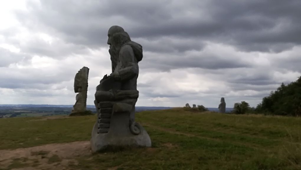 955. Ma balade en Vallée des Saints à Carnoët (22).