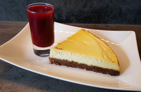 Cheesecake spéculoos et coulis de fruits rouges.