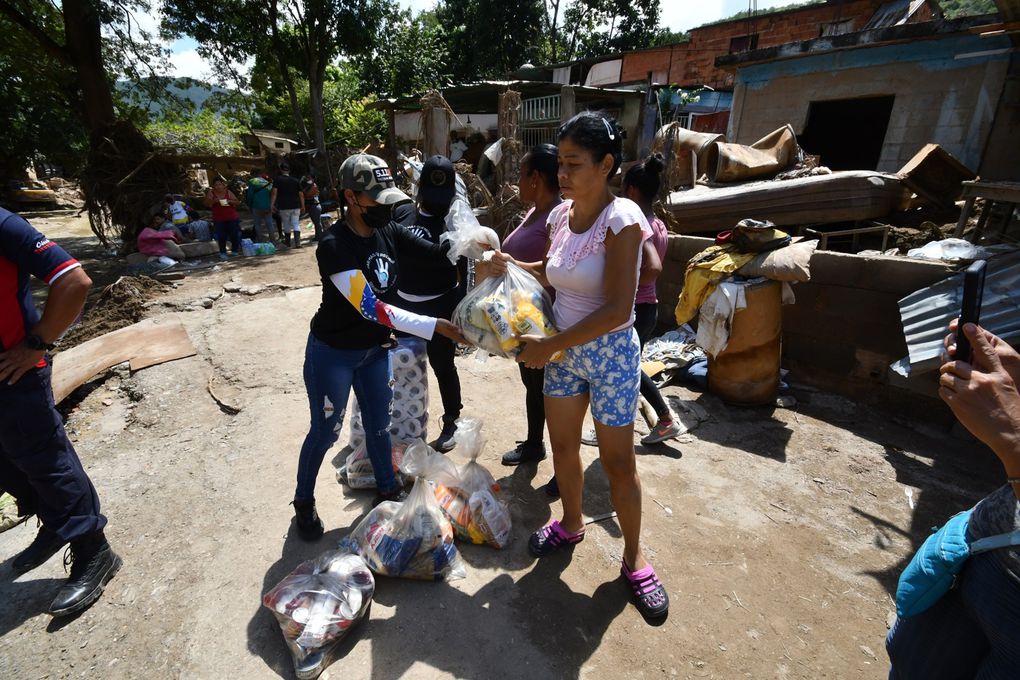 Fundación “Dar Más Qué Recibir” entregó ayuda humanitaria casa por casa en Las Tejerías con apoyo de otras ONG’s (+Fotos)