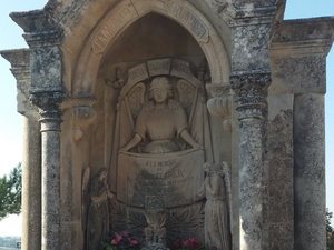 Une étrange structure dans ce petit cimetière en hommage à un fils mort pour la France, je me demande toujours comment faisaient les familles pour offrir de si beau tombeau à leurs défunts à cette époque.