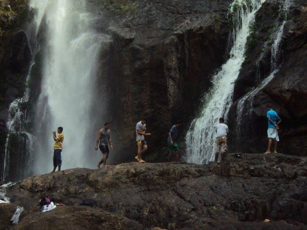 Otras majestuosas vista de nuestro lugar más representativo,  esas caidas de aguas heladas que hacen que uno no quisiera salirse nunca de ahi,  esos sancochos de gallinas y hasta viudas de pescados.  Este es el lugar escogido para hacer paseos, para propios y extraños. 