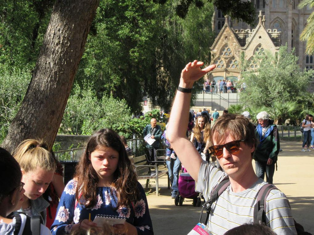 Ce matin, découverte de la Sagrada Familia. Monsieur Boullier nous a fait la visite guidée des 3 façades de la basilique construite par Gaudi. Les élèves étaient intéressés.