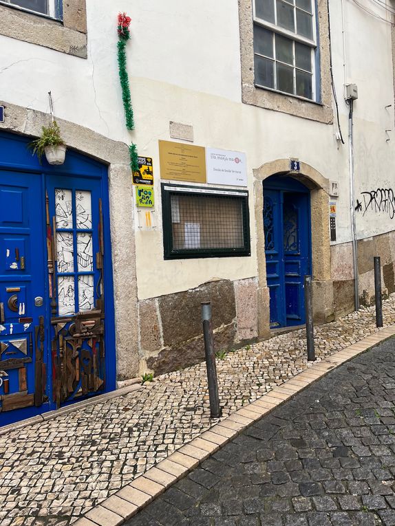 Les façades colorées, les petits bars et les rues vide dans la journée mais remplies de jeunes à la nuit tombée 