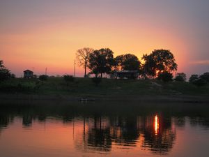 Notre lodge et son bar, OK je modifie notre campement. Sortie de nuit pour voir de plus prêt des caimans