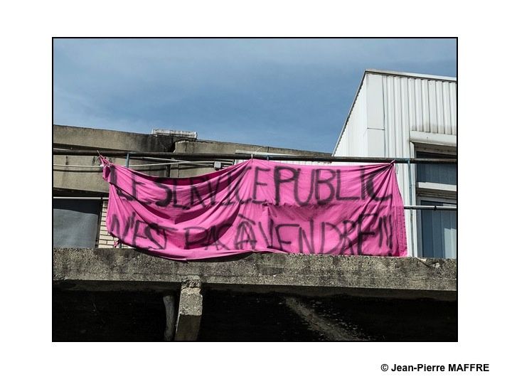 "Choses vues" à Paris le 2 mai 2018 près de la gare d'Austerlitz après la manifestation de la Fête du Travail en sachant que notre rôle ici n'est pas de juger mais de témoigner.