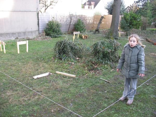 L'implantation de la maison par des piquets et cordages puis par tracage au sol