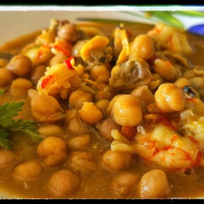 Garbanzos con gambones y almejas 