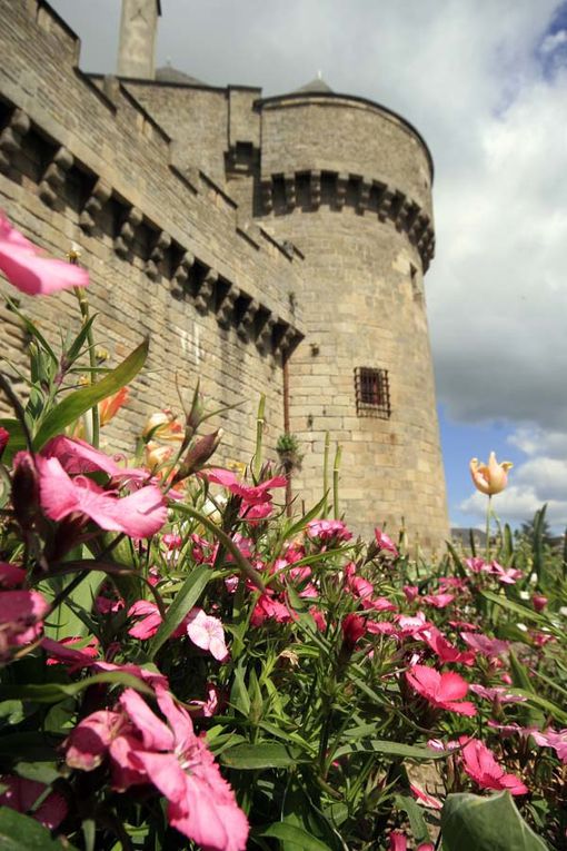 Les remparts de la ville de Guérande au printemps