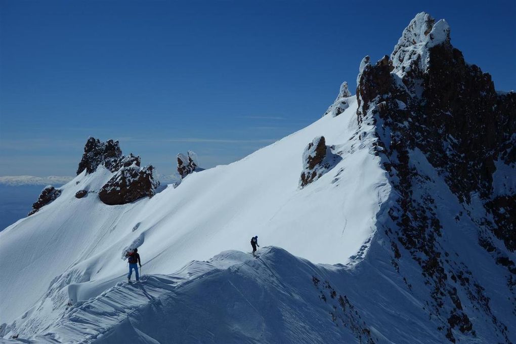 du basalte plâtré au calcaire encaissé