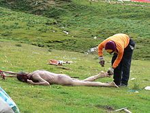 Boire dans un crâne humain, se faire bouffer par les vautours ... pour sauver notre réincarnation ... rien n'arrête le bouddhisme !