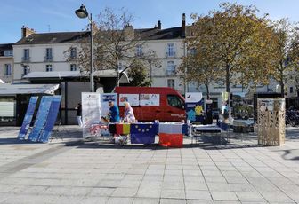 Ils attendent le Mémobus (SEPTIES) - Sie warten auf den Memobus (Septies)