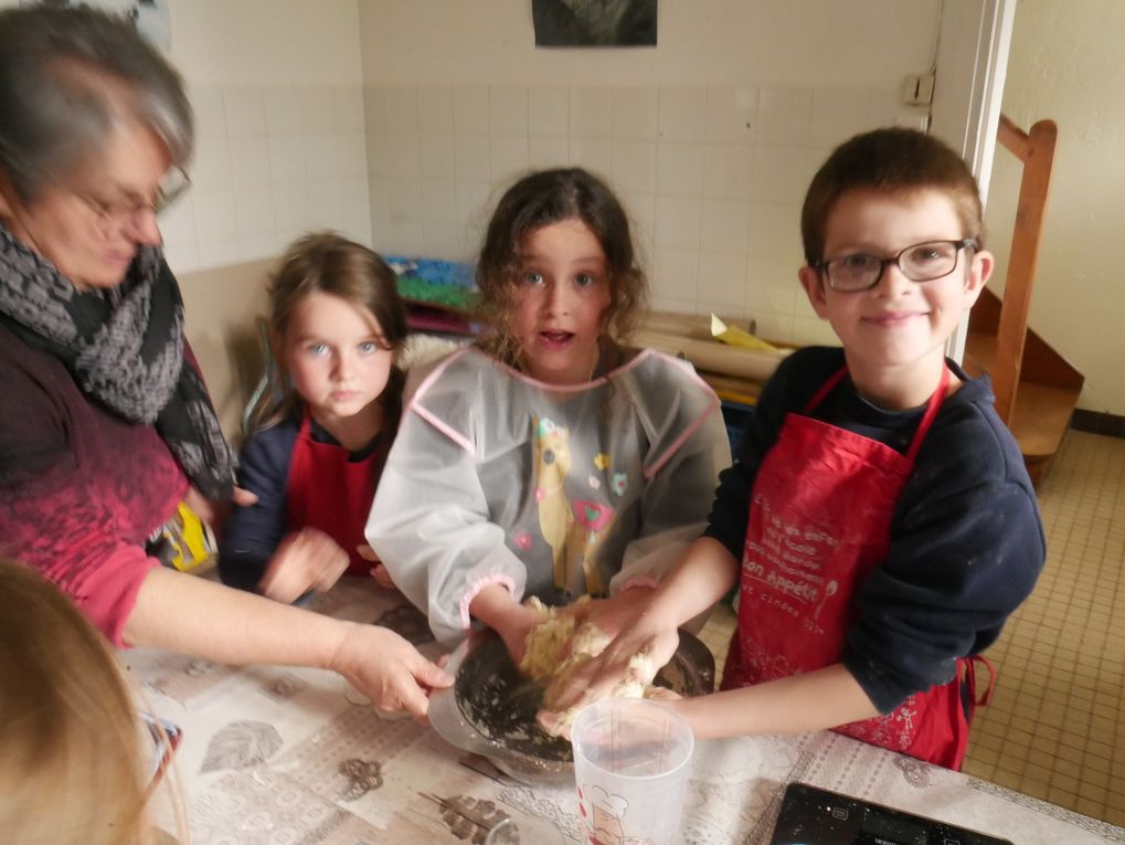 Les élèves de cycle 2 en apprentis-boulangers