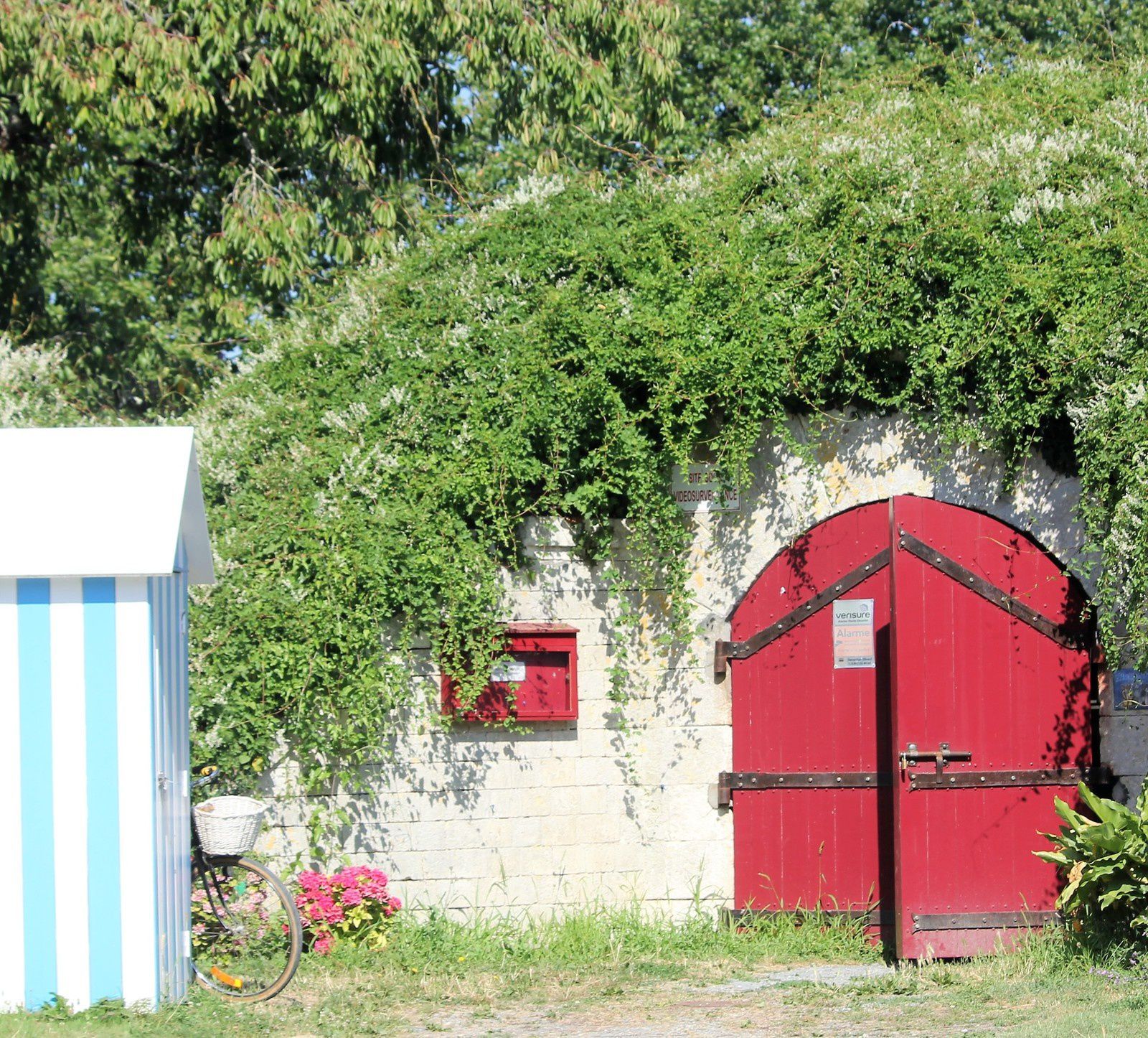 La porte rouge du bastion