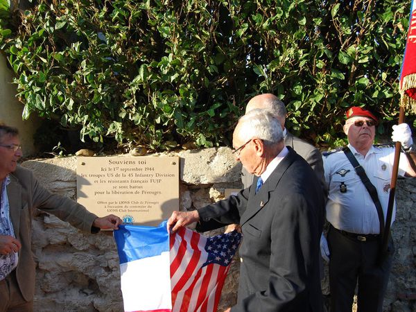 Pérouges, inauguration par le Lions Club d'une plaque commémorative des combats du 1er septembre 1944