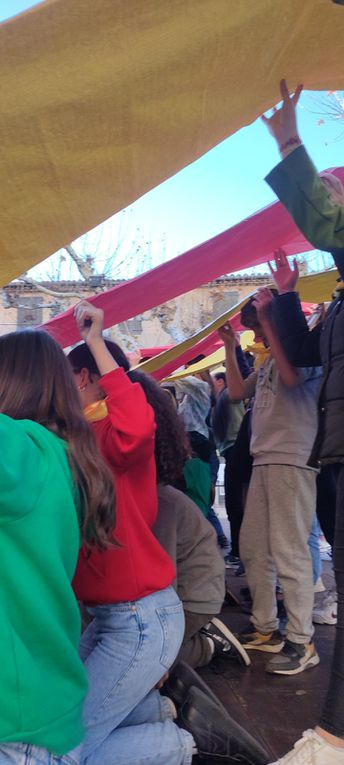 Els alumnes que aprenen català a Prada homenatgen Pompeu Fabra amb danses i cançons!