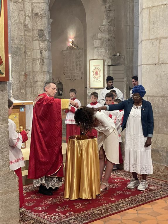 Sainte messe de la Solennité de la Pentecôte. Au cours de la messe, Mei-li a reçu le Baptême, la 1ère communion et la Confirmation. Akira a reçu reçu le Baptême et la 1ère communion. Hugo et Antoine ont reçu leurs 1ère communion.