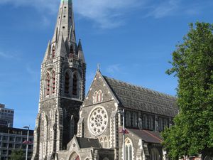 La cathédrale anglicane avant et après le tremblement de terre de février 2011 (images internet)