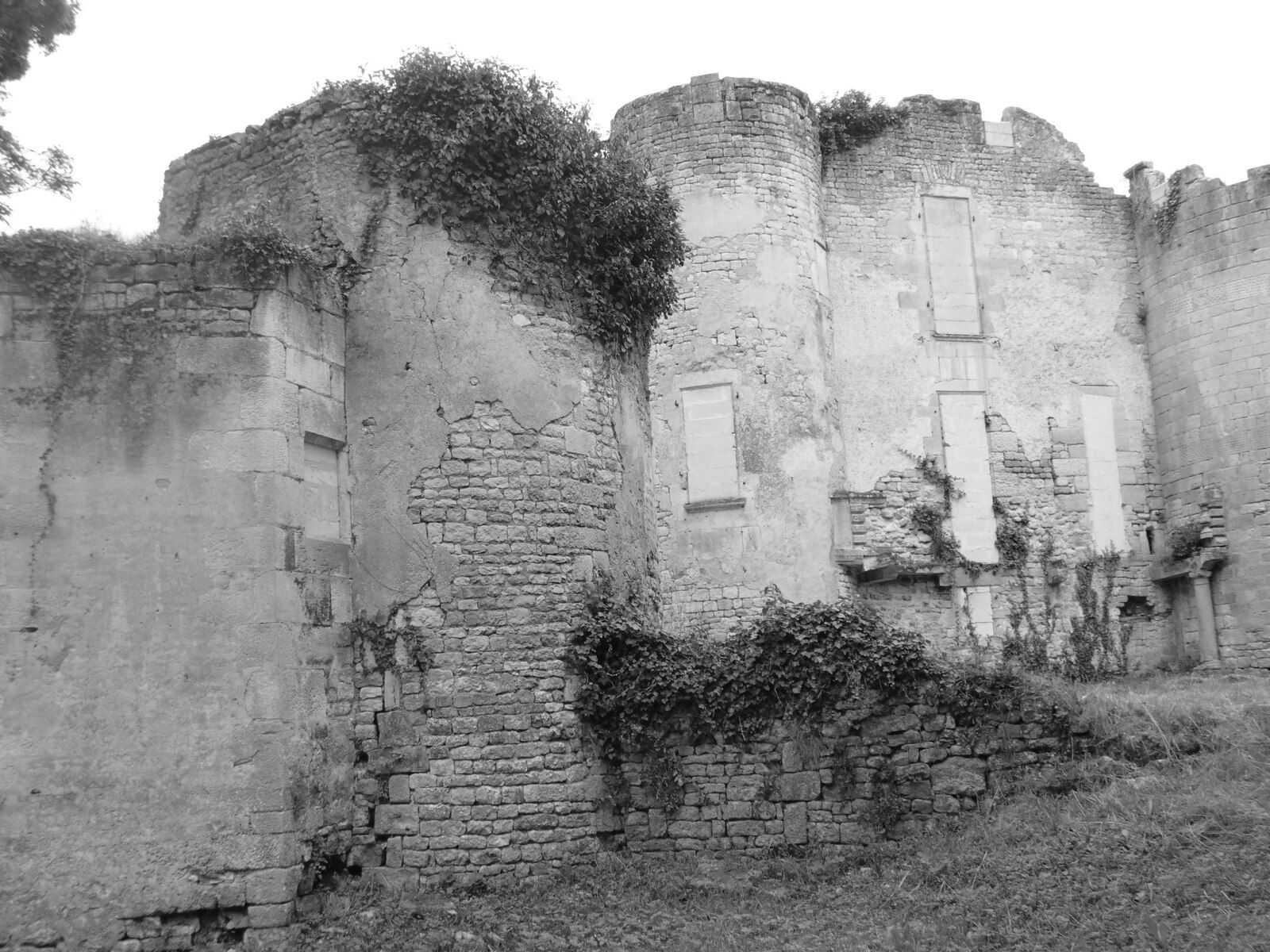 Direction plus à l'ouest, vers la forteresse principal, construite pour combattre, mais qui ne fut jamais attaqué, dans sa nouvelle et imposante structure.. " Coudray-Salbart ".