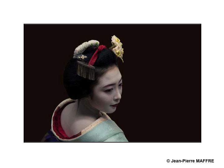 Symboles du raffinement et du savoir-vivre à la japonaise, les geishas sont les gardiennes des arts et des traditions du Japon.