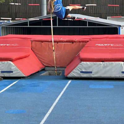 Reprise des entra?nements de saut à la perche (athlétisme Lille)