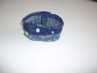 Bracelet réalisé avec du jean, de la dentelle (récupération de pièces de lingerie) et des perles brodées