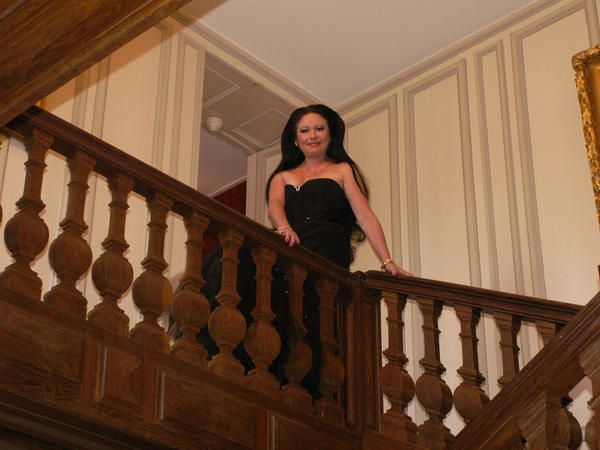 Photos de Maria Saint-Paul en tenue de scène juste avant un gala au Château de Nantilly.