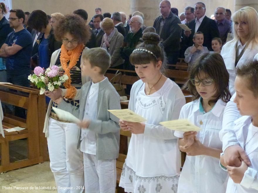 La remise des bouquets aux mamans, le chant final et la sortie 