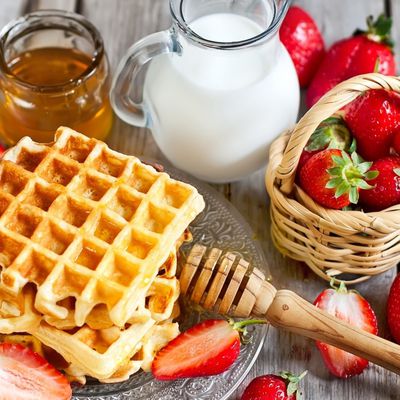 Bon appétit - Nourriture - Lait - Gaufre - Fraises - Miel - Photographie - Wallpaper - Free