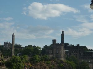 Calton Hill: St Andrew's House et le Political Martyrs' Monument