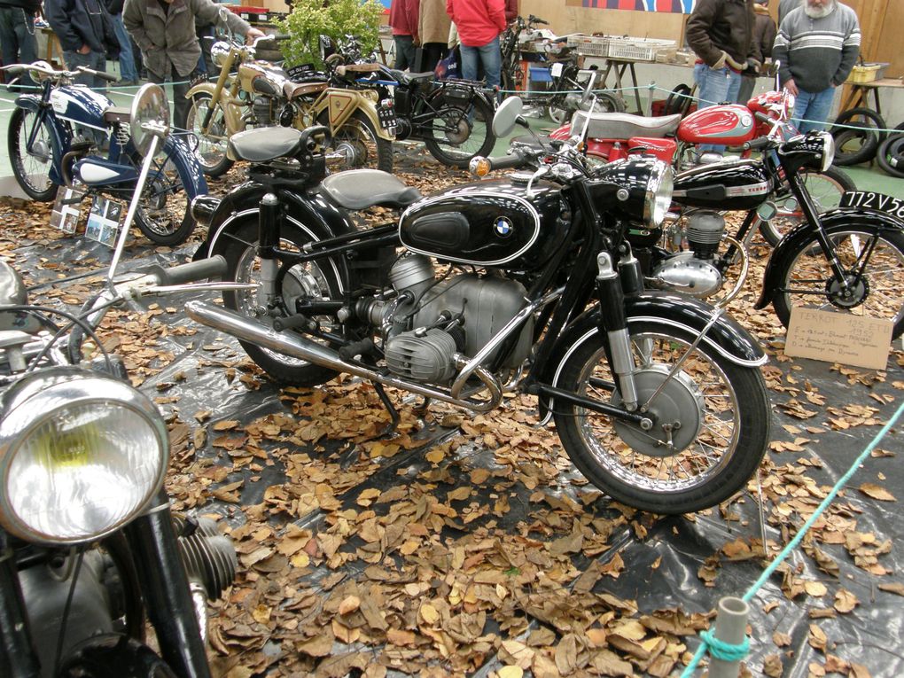 C'est dans une bonne ambiance que c'est déroulée la Bourse d'échange de pièces mécaniques motos anciennes au gymnase St Trémeur de carhaix ce week-end