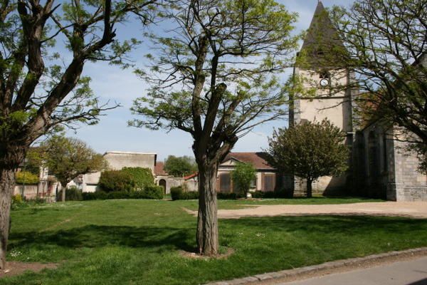 Place de l'église Saint Maurice, bordé d'acacias. L'arsenal des pompeirs. Le monuments du souvenir de la déportation.