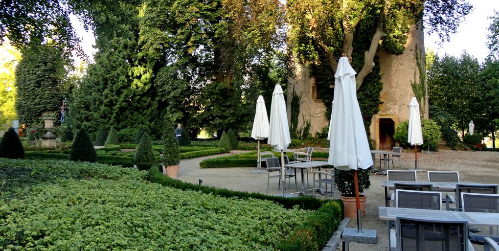 Atmosphère particulière dans ce jardin baroque avec ses arabesques de buis.