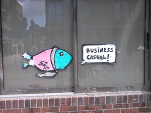 Les dessins de 52 Hz interpellent parfois les passants avec une réflexion amusante ou positive affichée dans une bulle.