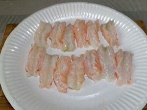 1 - Décortiquer les langoustines crues sans oublier de retirer le boyau central pour éviter l'amertume