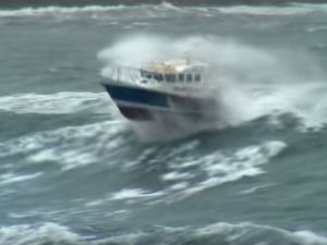 VIDEO - vedettes de pilotes dans des vagues de 10m