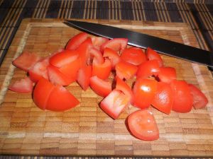 2 - Pour préparer votre bouillon, laver, couper et épépiner les tomates, émincer les oignons, éplucher et dégermer l'ail, couper le fenouil frais en quartiers et les blancs de poireaux en rondelles.