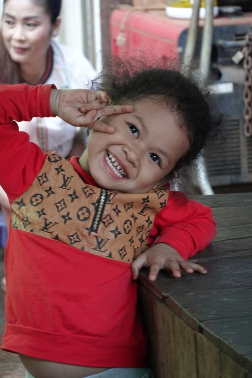 Jolies petites filles au marché de Banlung.