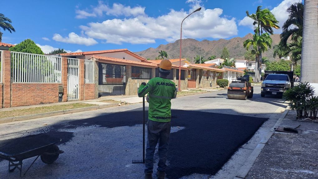 Plan Búho de la Alcaldía de Valencia llegó para asfaltar vialidad de la urbanización Trigal Norte (+Fotos)