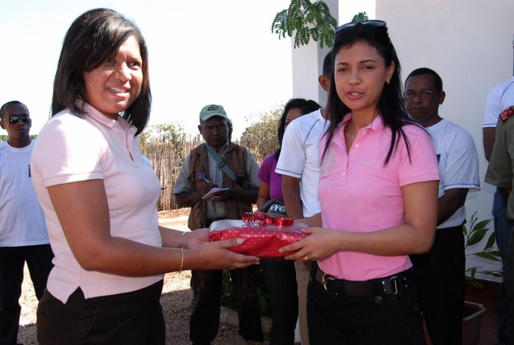 Mialy Rajoelina, Présidente de l'association FITIA à Mampikony pour inaugurer une école financée par MadaWoodLands et distribuer fournitures scolaires et PPN. Visite du centre écologique. Photos: Mika Kely
