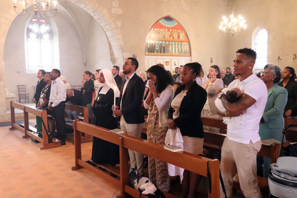 Sainte Messe de la Transfiguration au cours de laquelle a eu lieu le Baptême de Elya, l'enfant miracle de Alan et Cyrielle