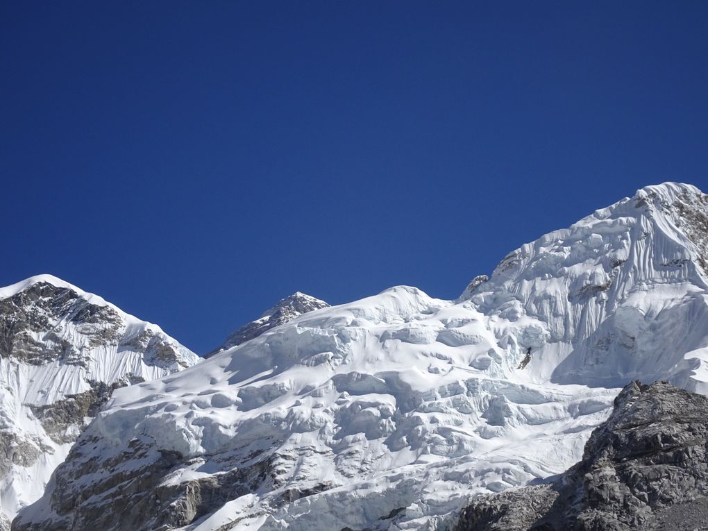 l'Everest de loin et de très près en zoom...A son pied, nous ne voyons que le sommet...