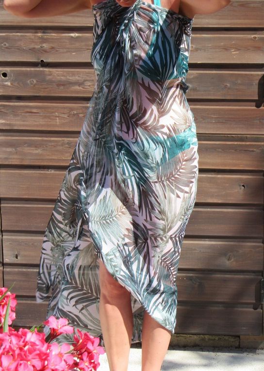 Foulard en viscose, grand format, en version top (j'ai juste croisé les deux pointes devant, pour faire un noeud derrière mon cou). J'ai aussi testé la version gilet, j'aime bien aussi ...  