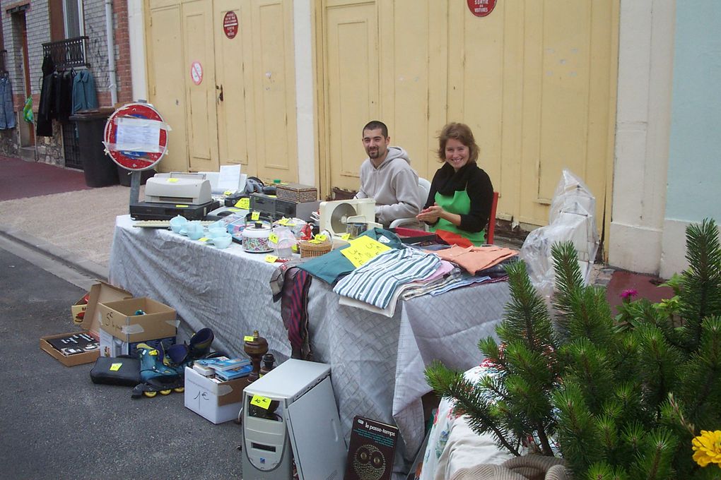 La Fête de la rue à lieu en juin depuis 9 ans, initialement un samedi, puis depuis 3 ans un dimanche. A cet effet, la portion de la rue située entre le carrefour avec la rue de Romainville et la bibliothèque est fermée à la circulation de 8h à