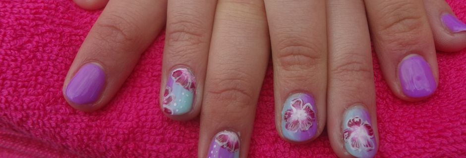 Nail art violet avec dessin de fleurs au onestrok