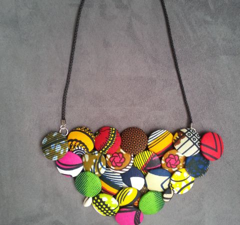 Colliers bouton, collier mi-long multicolores avec six rangs, collier bouton avec cordon noir, a porter avec une tenue noire, ou de couleur unique!